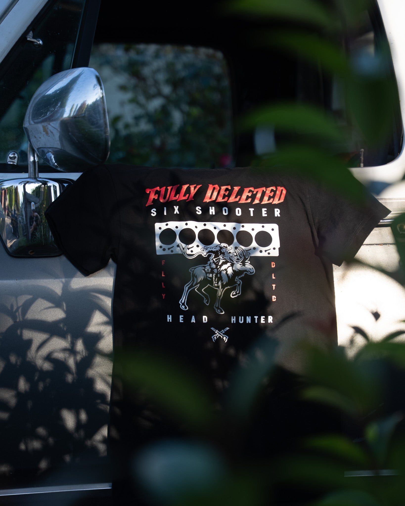 SIX SHOOTER : PREMIUM T-SHIRT