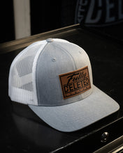 Load image into Gallery viewer, CLASSIC LEATHER : SNAPBACK : HEATHER/WHITE